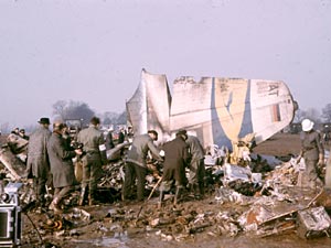 Bergungsarbeiten: Ein Wrackteil zeigt den Lufthansa-Kranich. [Lothar Dziomba; Quelle: Staatsarchiv, Bremen]